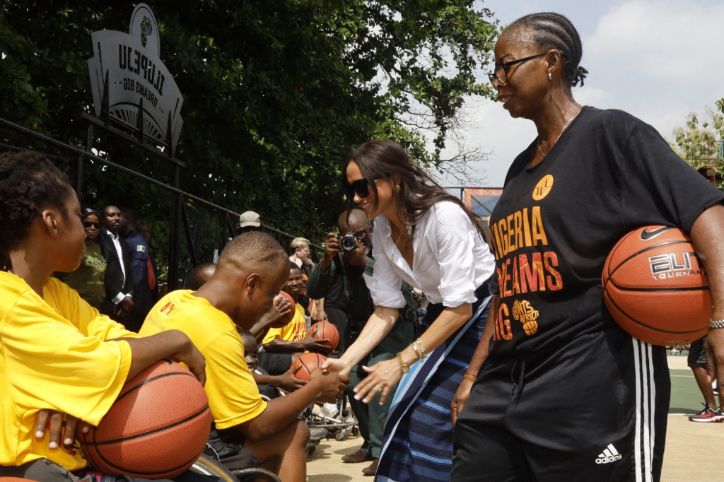 الأمير هاري وزوجته ميغان يكشفان شراكة رياضية في نيجيريا (صور)